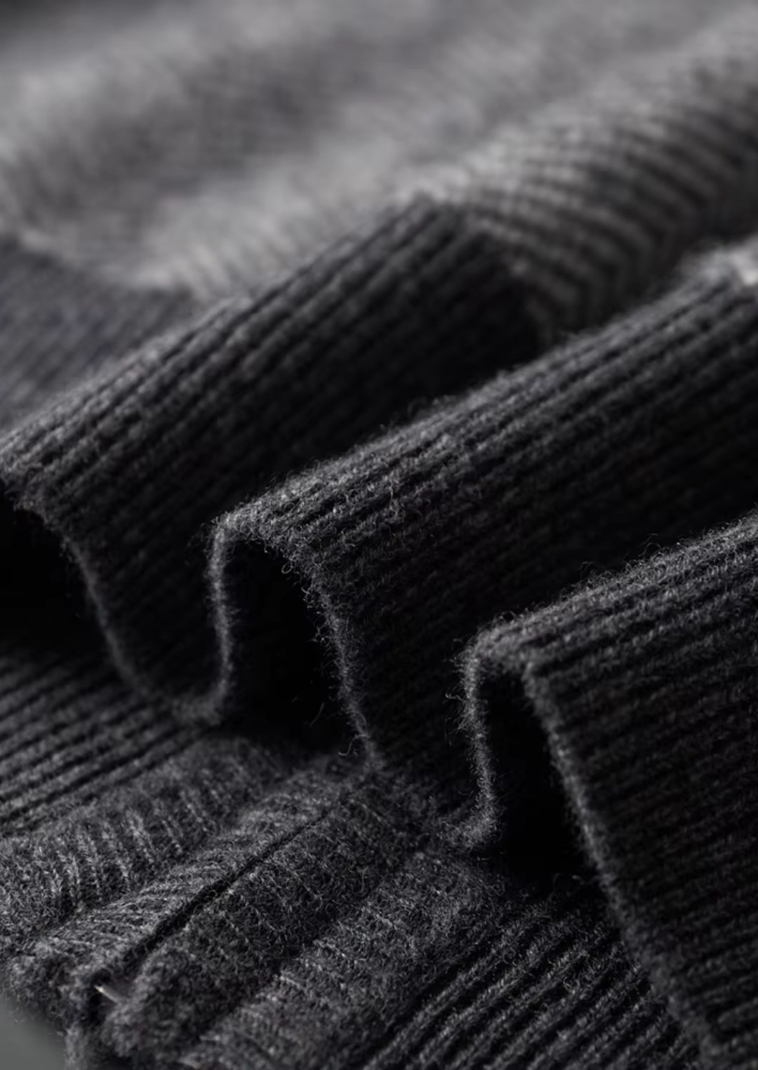 Set in pura lana merino extra-fine grigio a spina di pesce