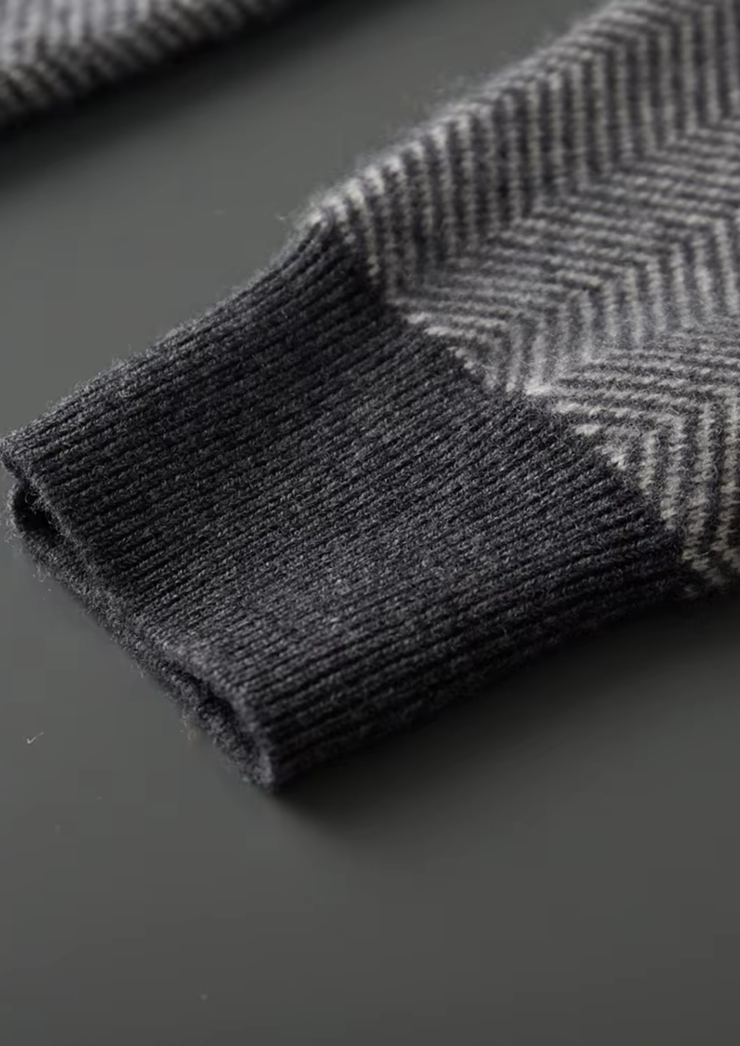 Set in pura lana merino extra-fine grigio a spina di pesce
