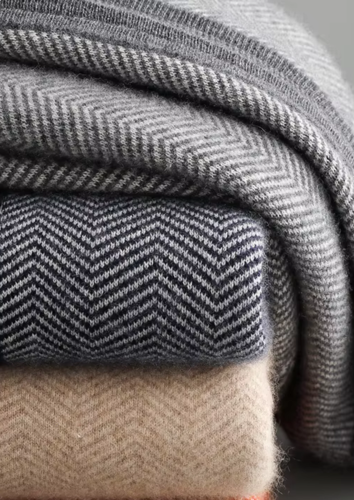 Set in pura lana merino extra-fine grigio a spina di pesce